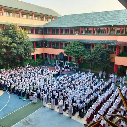 Kegiatan siswa SMK Widya Nusantara di lingkungan sekolah